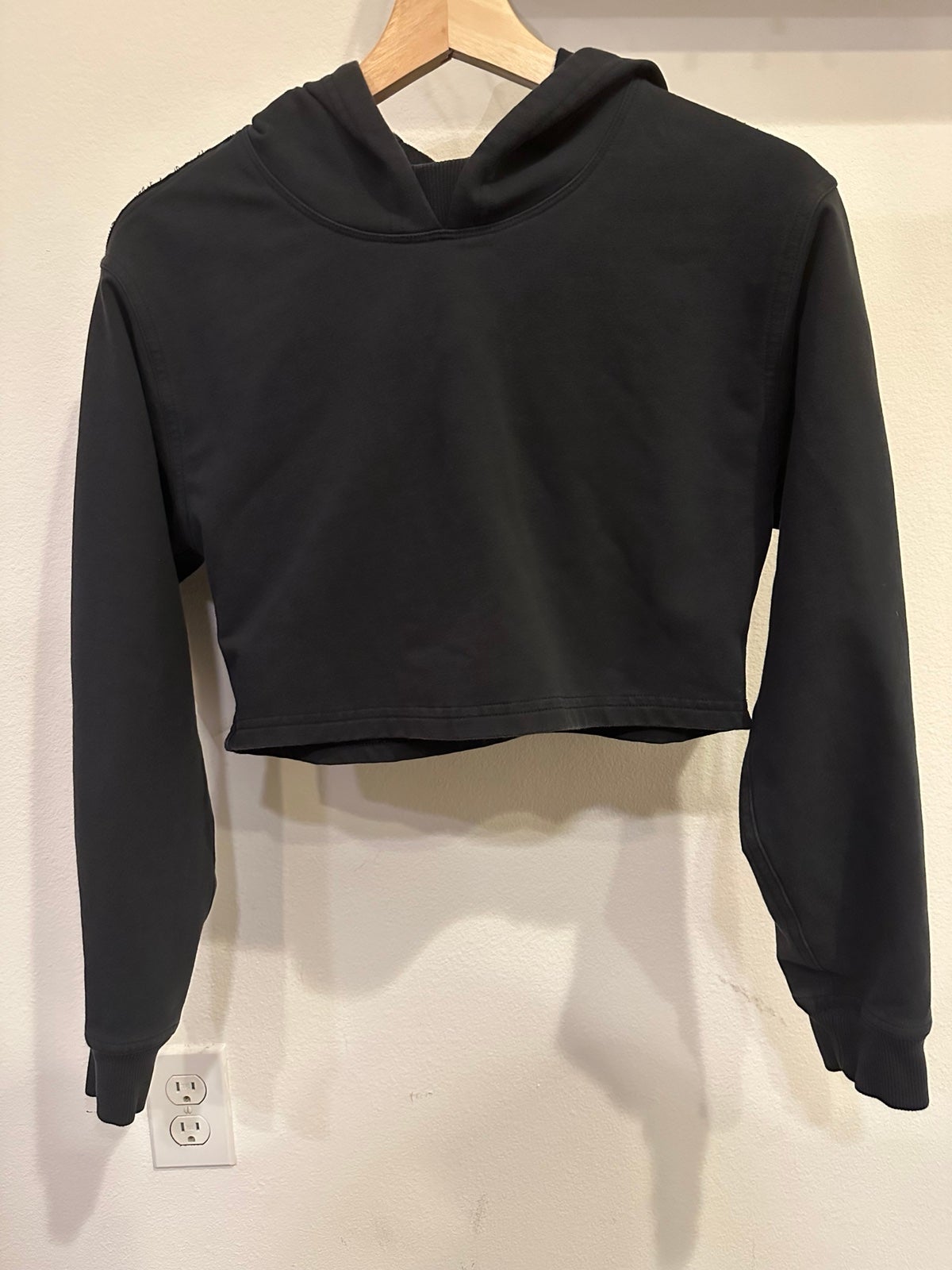 Like new ululemon cropped hoodie black sz 4