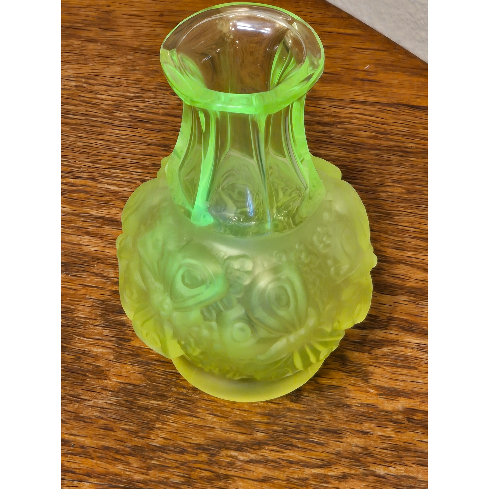 Desna Vaseline Uranium Art Glass Schlevogt Hoffman Art Deco Czech Vase