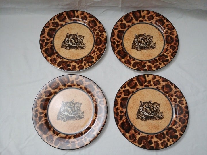 Casual Victoria & Beale Wild Kingdom 9047 set of 4 Salad plates 8