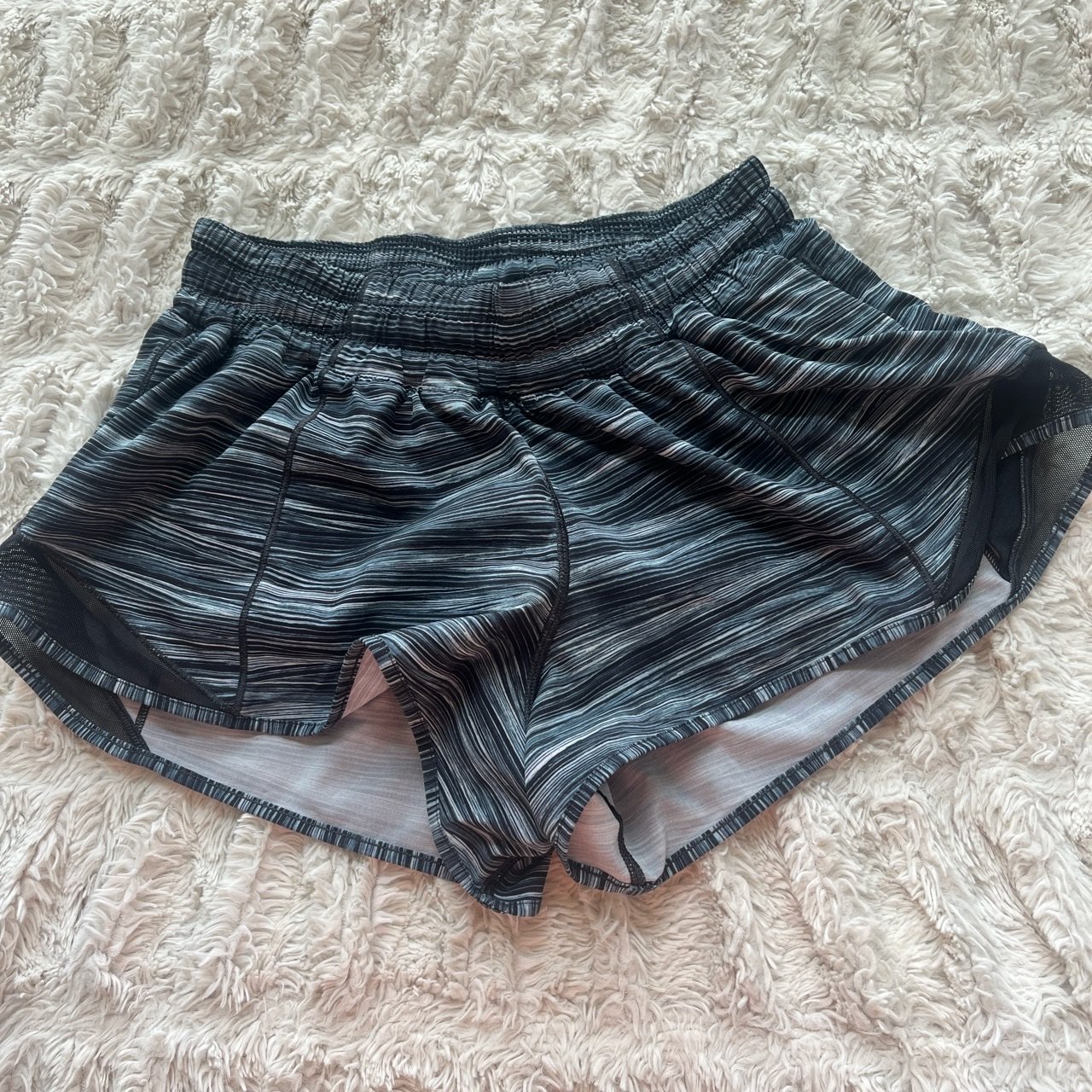 Rare lululemon hotty hot shorts 2.5”