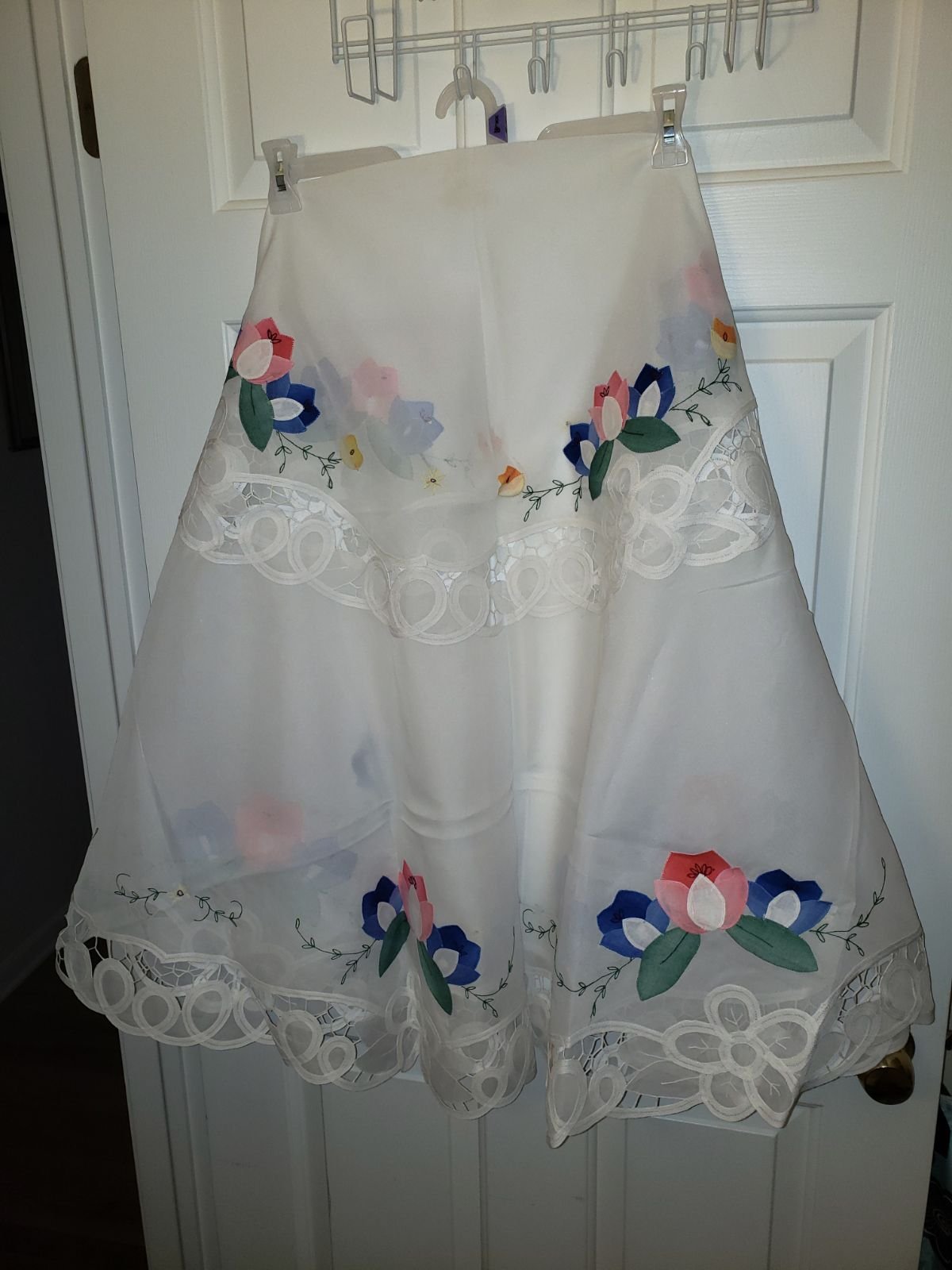 Beautiful 72 inch round table cover with 9 placemats no rips or stains  gorgeous