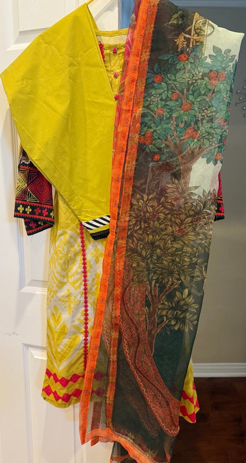 Women 3 piece Pakistani suit