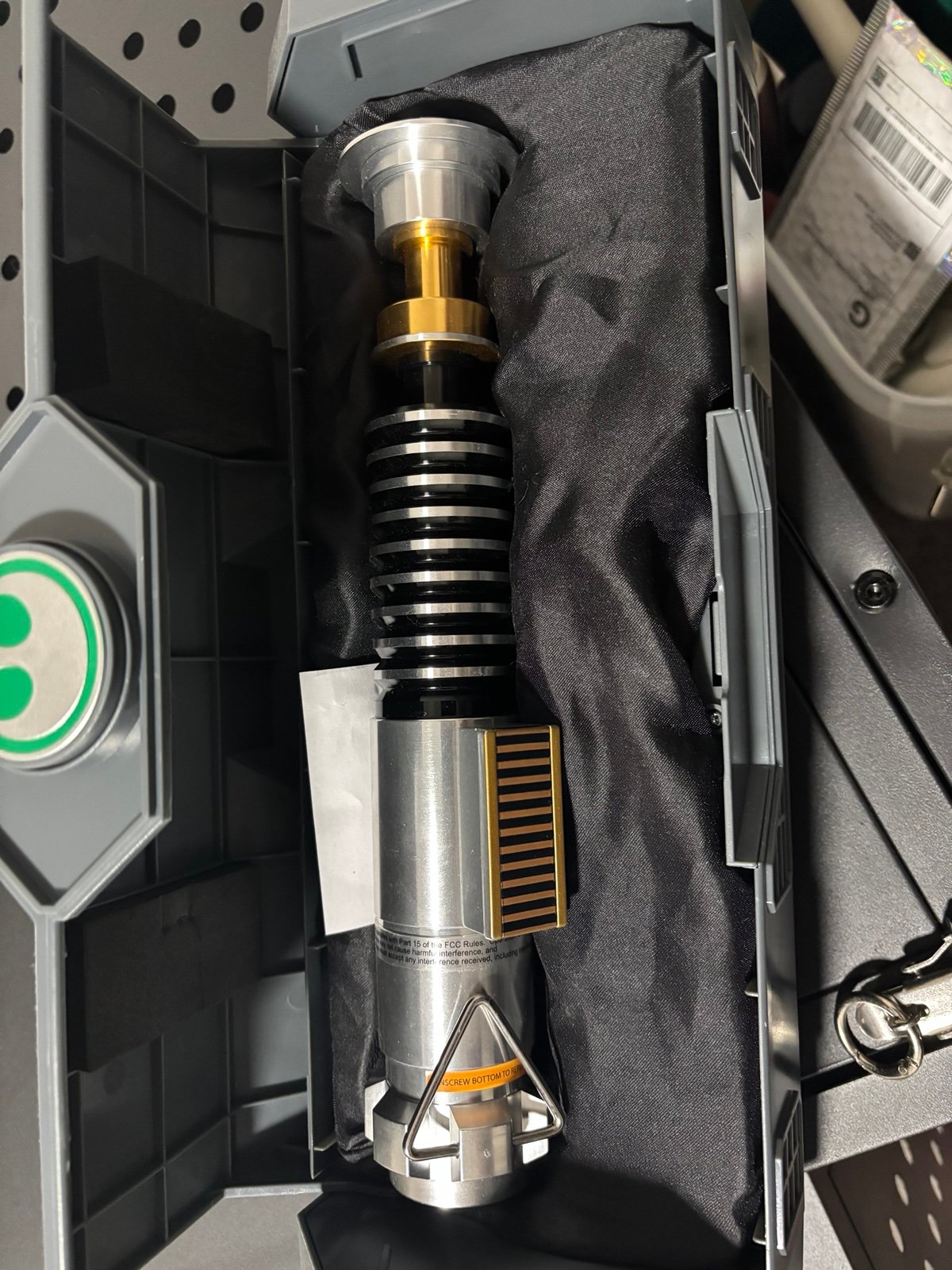 Luke skywalker legacy lightsaber