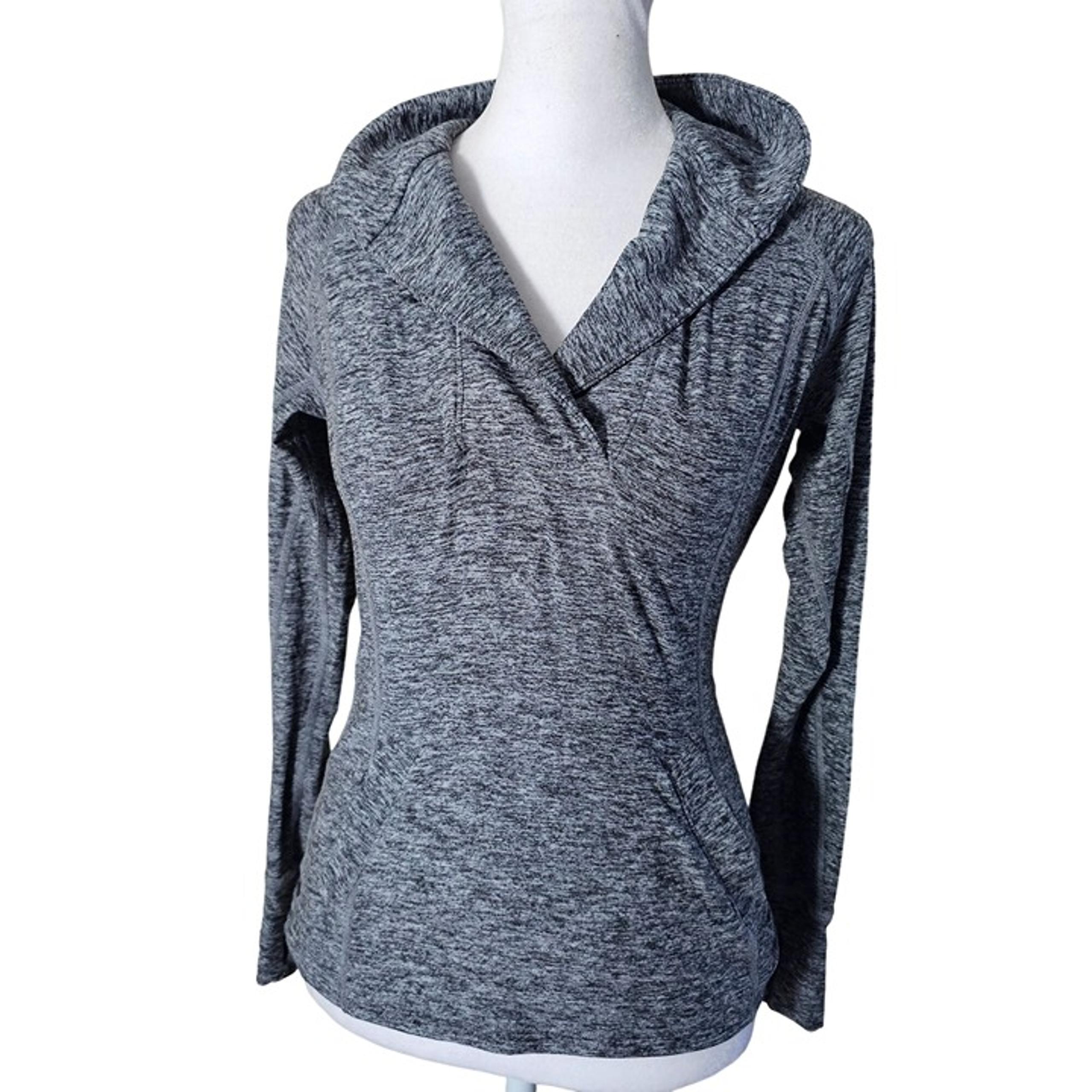 Beyond Yoga Women's Pullover Athletic Top Pockets Button Neck Detail size XS Gra