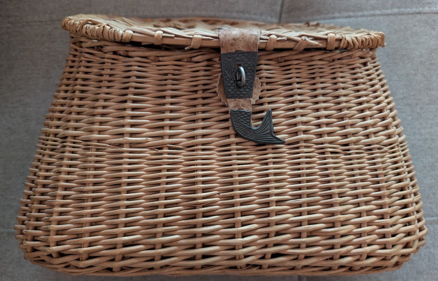 Vtg Wicker Fishing Creel Basket Fish Latch