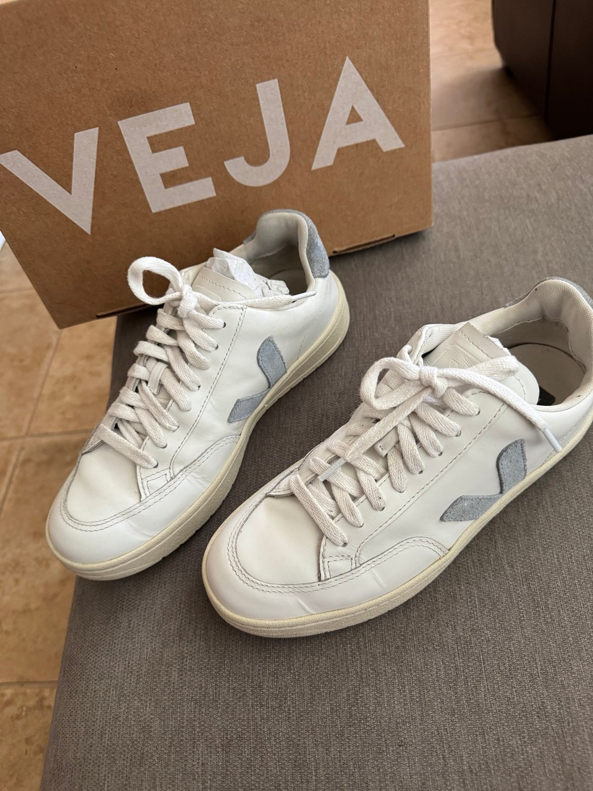 Used in excellent condition- Veja V-12 Leather Sneaker