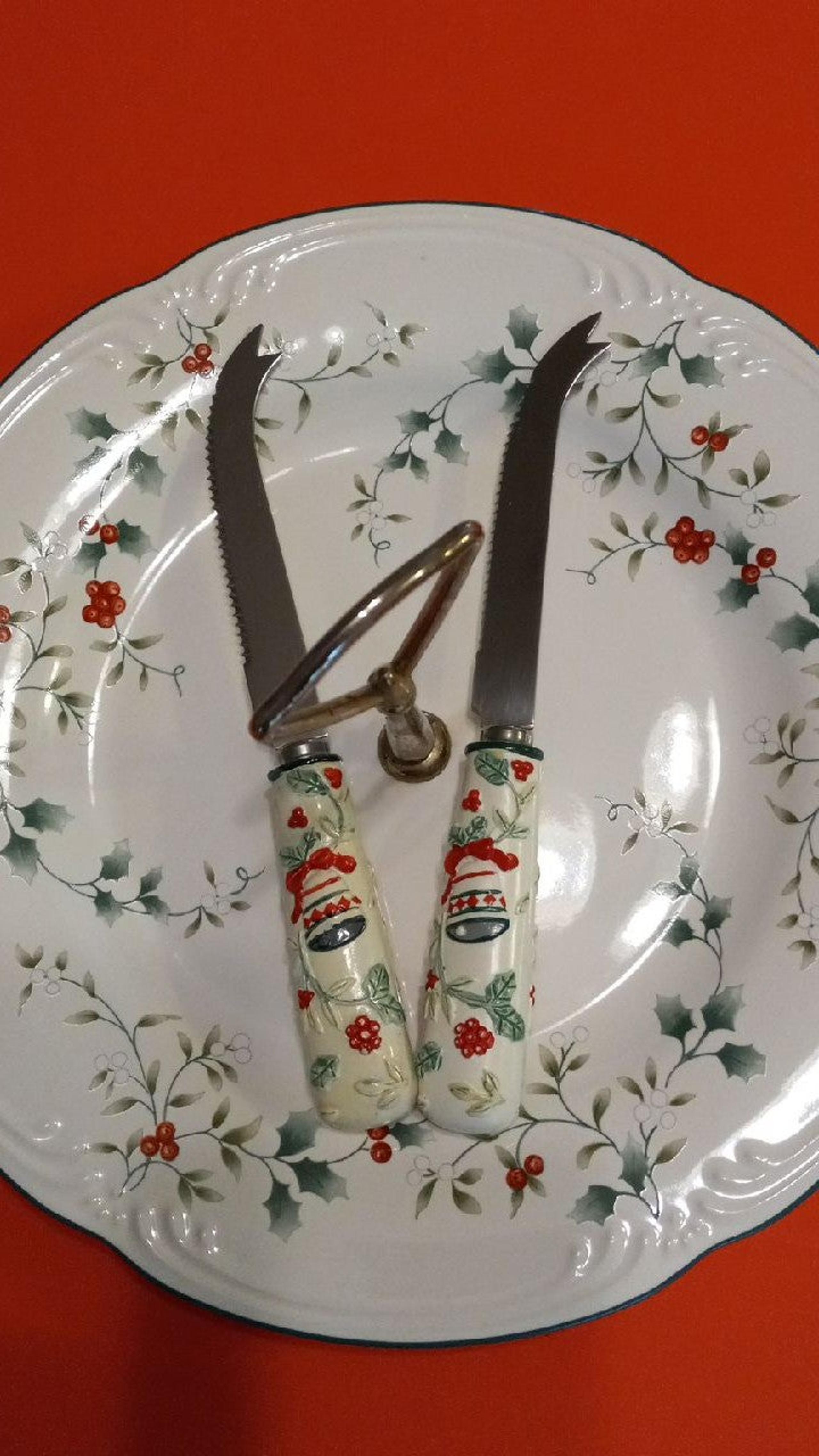 Pfaltzgraff winterberry plate and cheese knives