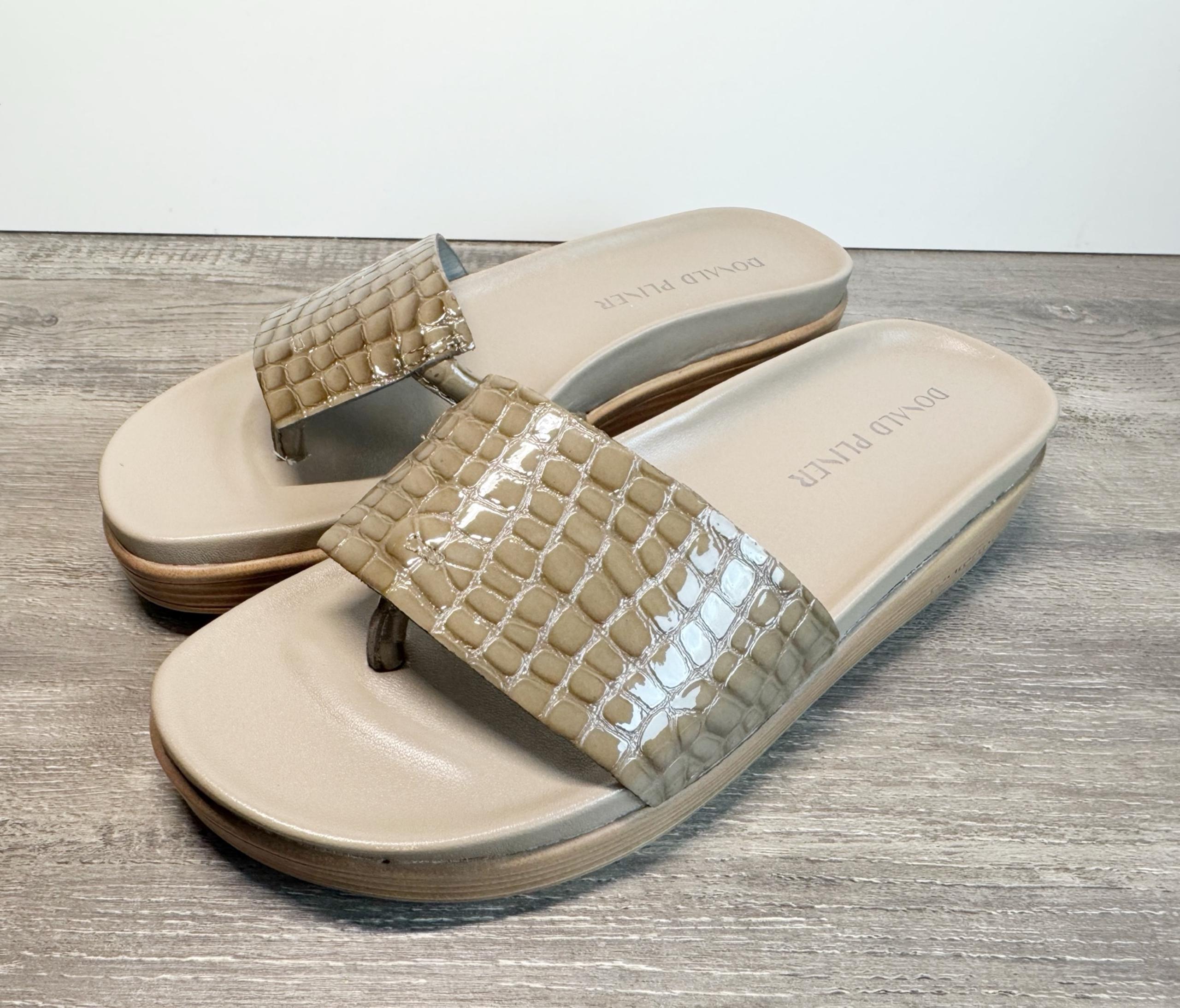 NWOT Donald Pliner Fifi croc sandals Womens size 9 $138