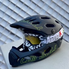 MTB downhill bicycle XC bike helmet and goggles