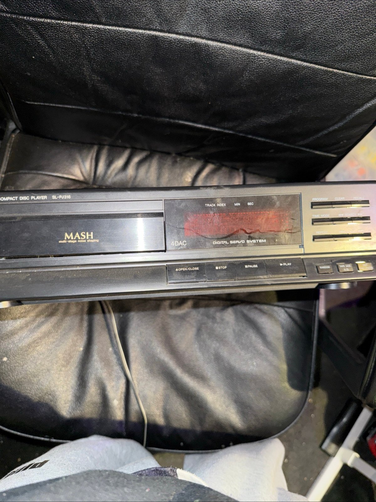 Vintage CD player/Compact disc player for stereo to rig it gaming like a dac
