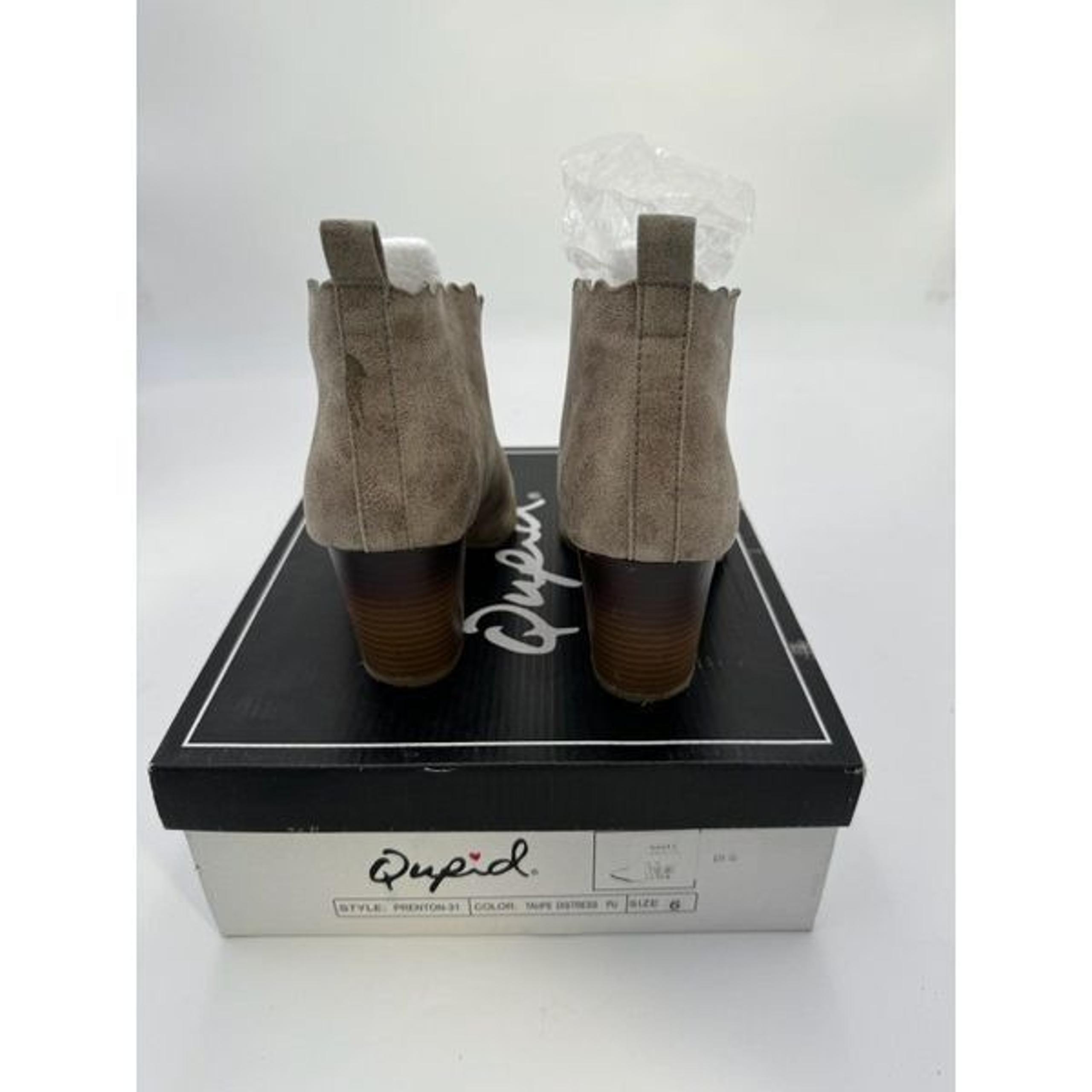 Qupid Prenton Open Slit Boots size 6 in original box