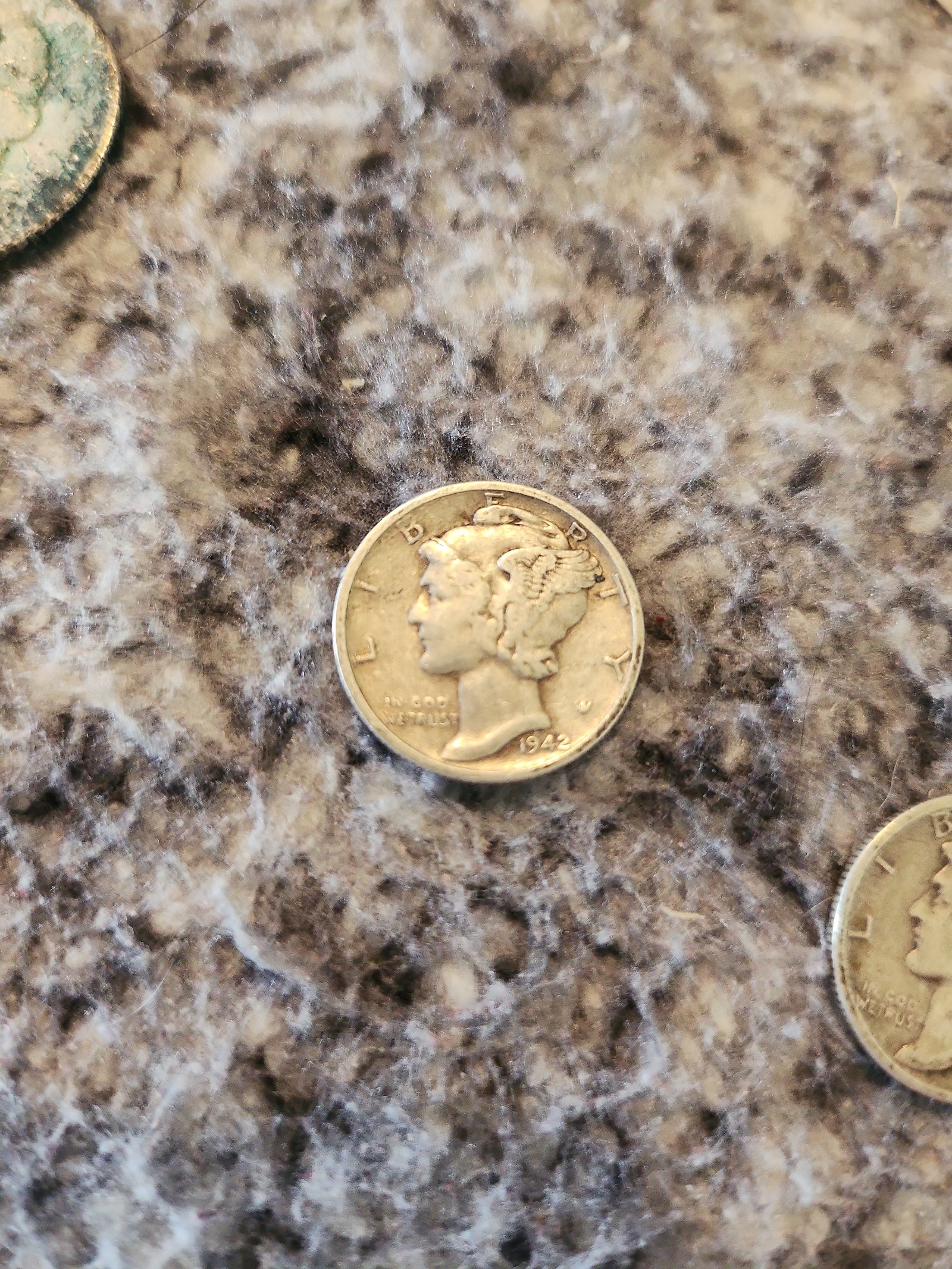1942-1945 assorted small coins.