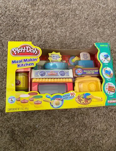 PLAY-DOH FUN WITH FOOD - MEAL MAKIN' KITCHEN SET