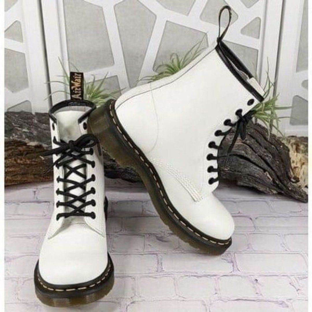 NWOT Dr. Martens 1460 Smooth Leather Lace Up Boots