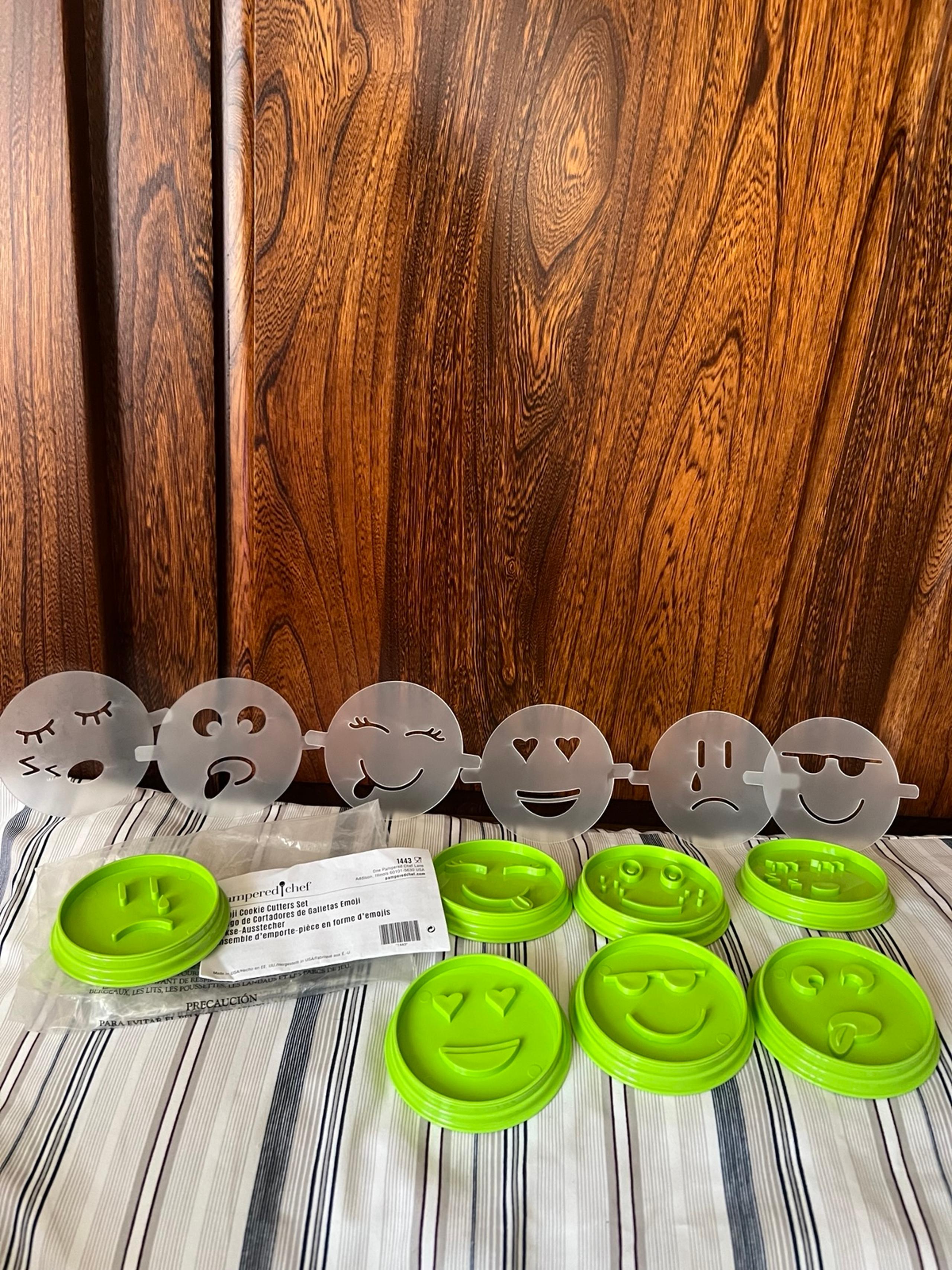 Pampered Chef 7 Piece Emoji Stackable Cookie Cutter Set, new w/ instructions/bag