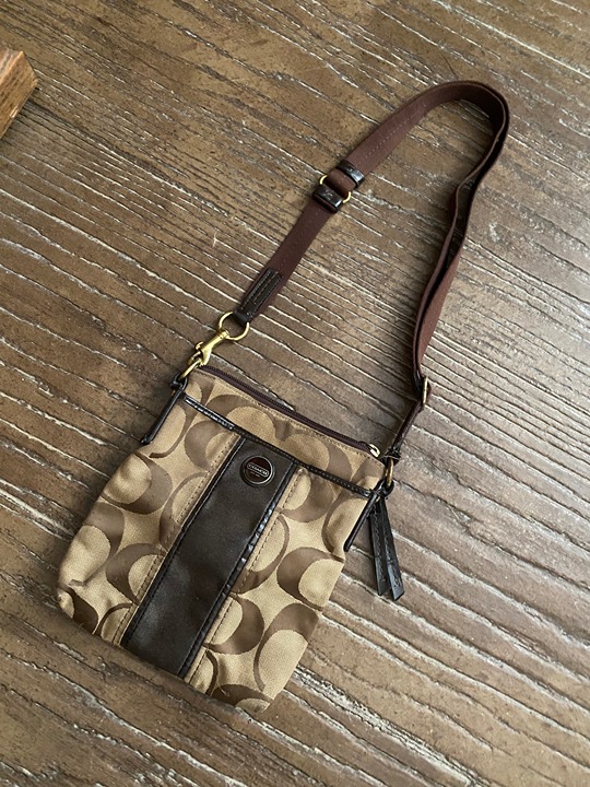 Coach Women's Brown Signature Adjustable Strap Swingpack Shoulder Crossbody Bag.