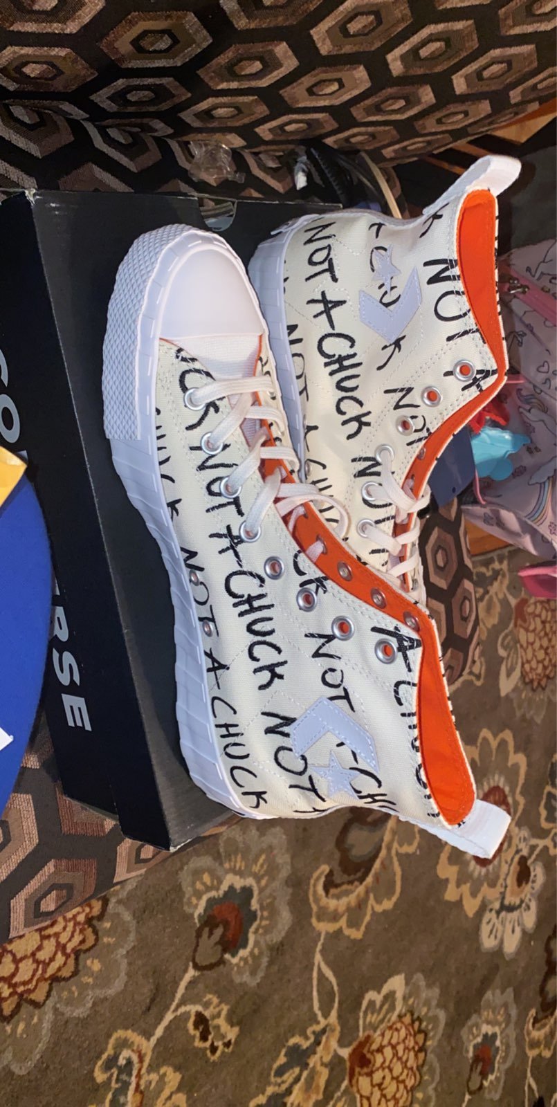 men converse