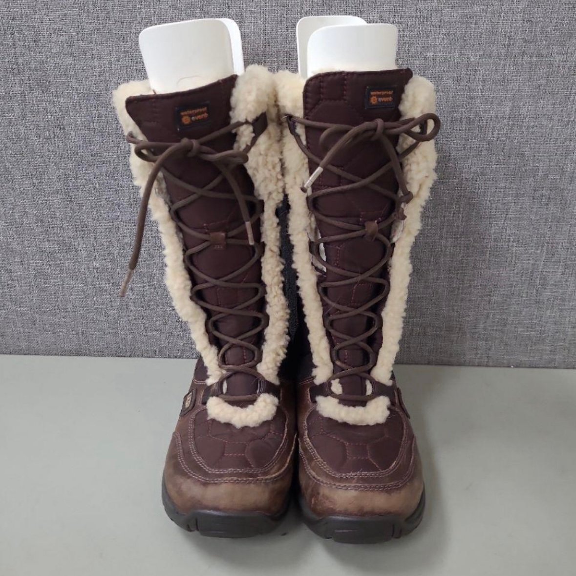 UGG Women's Capstone Quilted Brown Leather Sheepskin Waterproof Boots Size 9