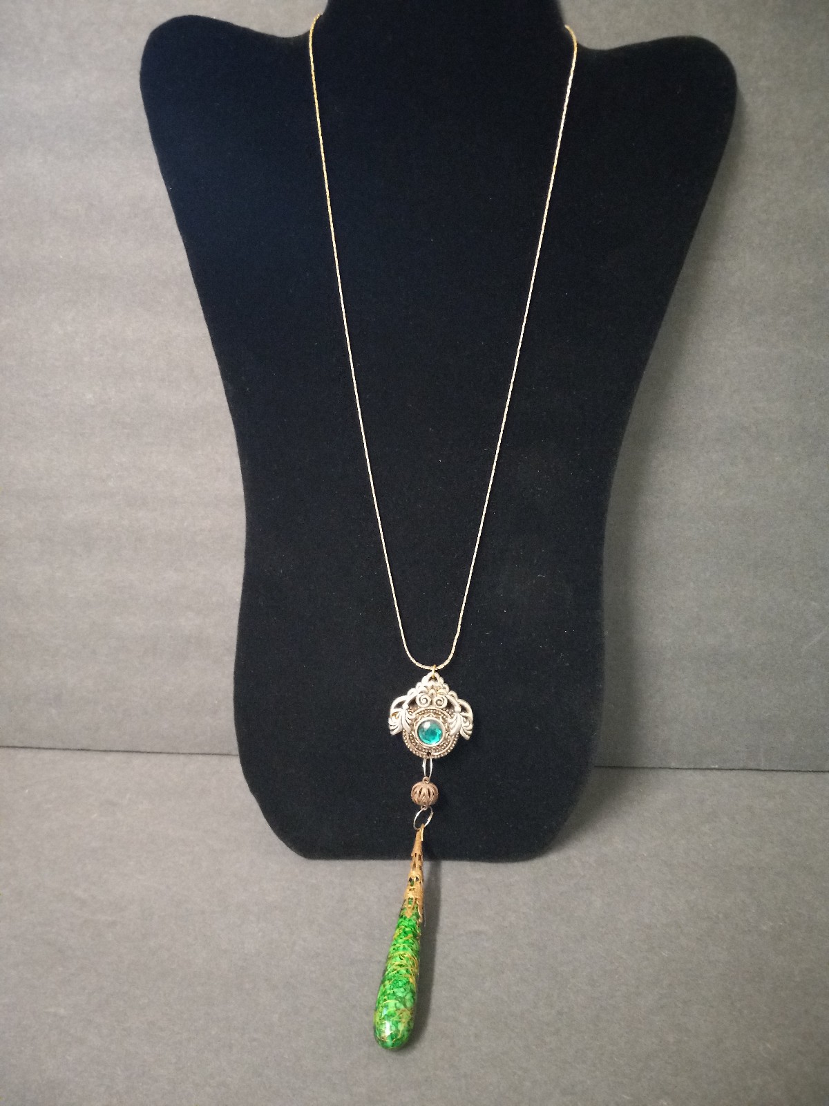 Vintage turquoise pendant necklace with turquoise cabochon