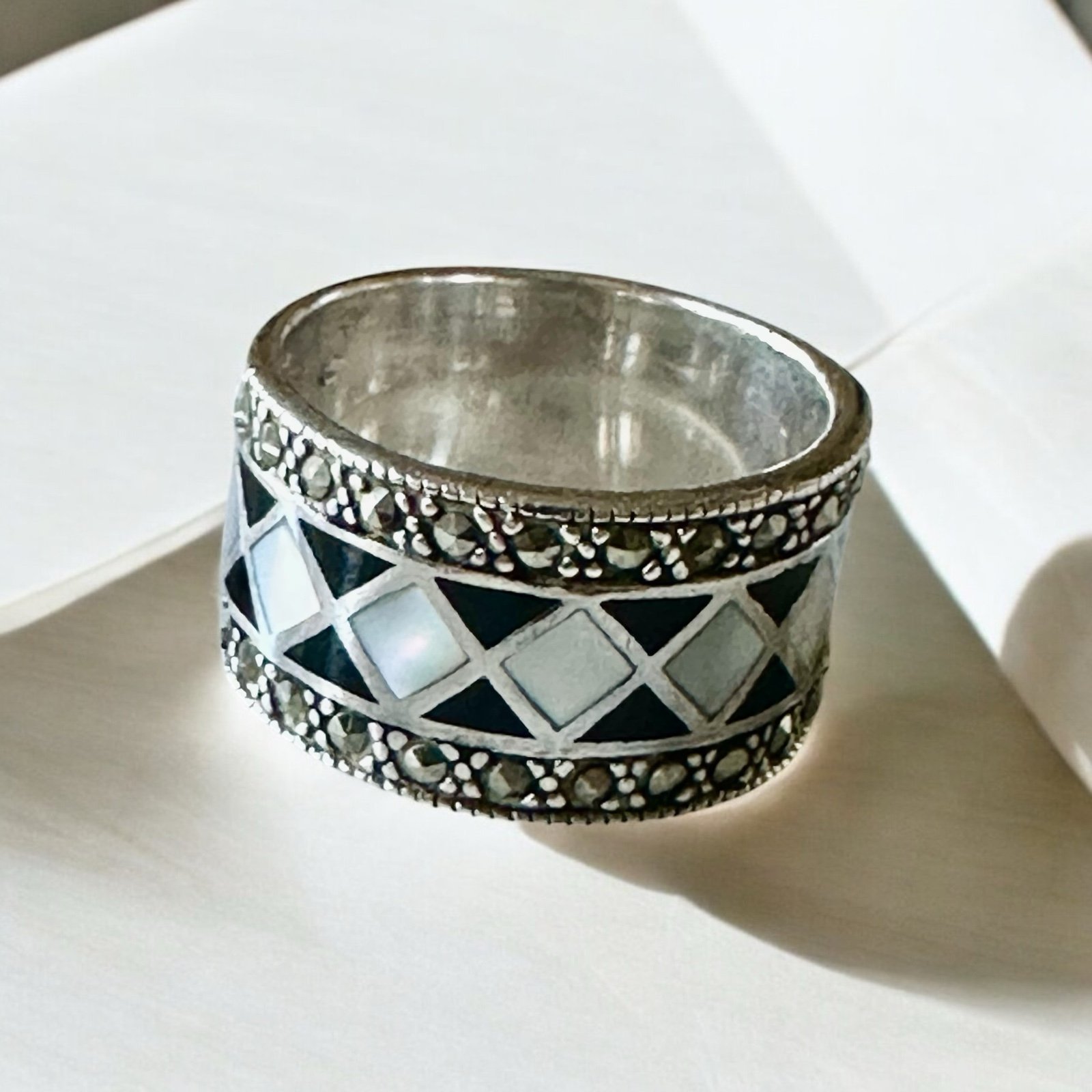Size 7.75, vtg Sterling 925 silver handmade band ring mother of pearl obsidian