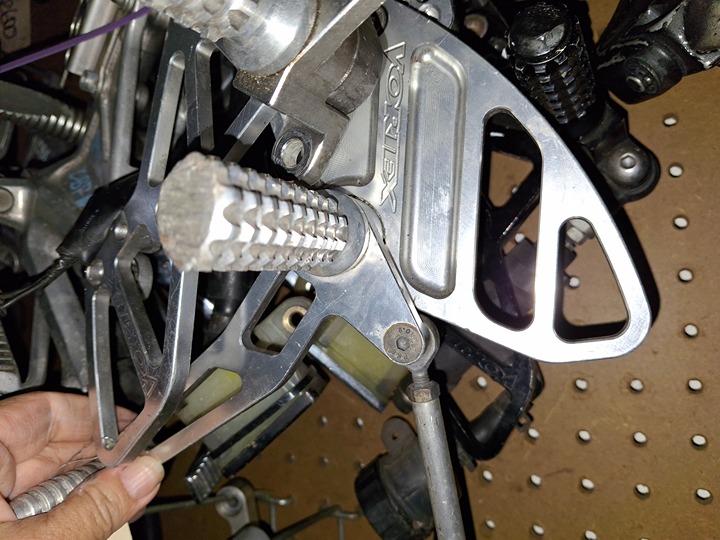 Honda CBR 600 900 1000 F4 F4i 929 954 VFR etc Front & Rear Foot Peg Bracket