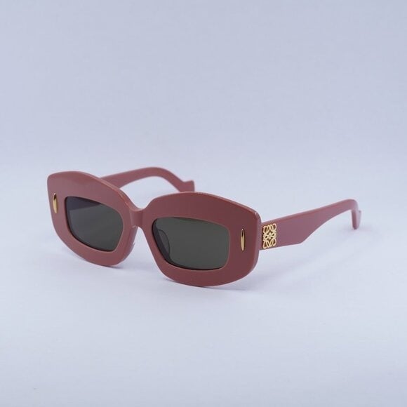 New Loewe LW40114F 72E Sunglasses - Dusty Pink Frame, Smoke Lenses