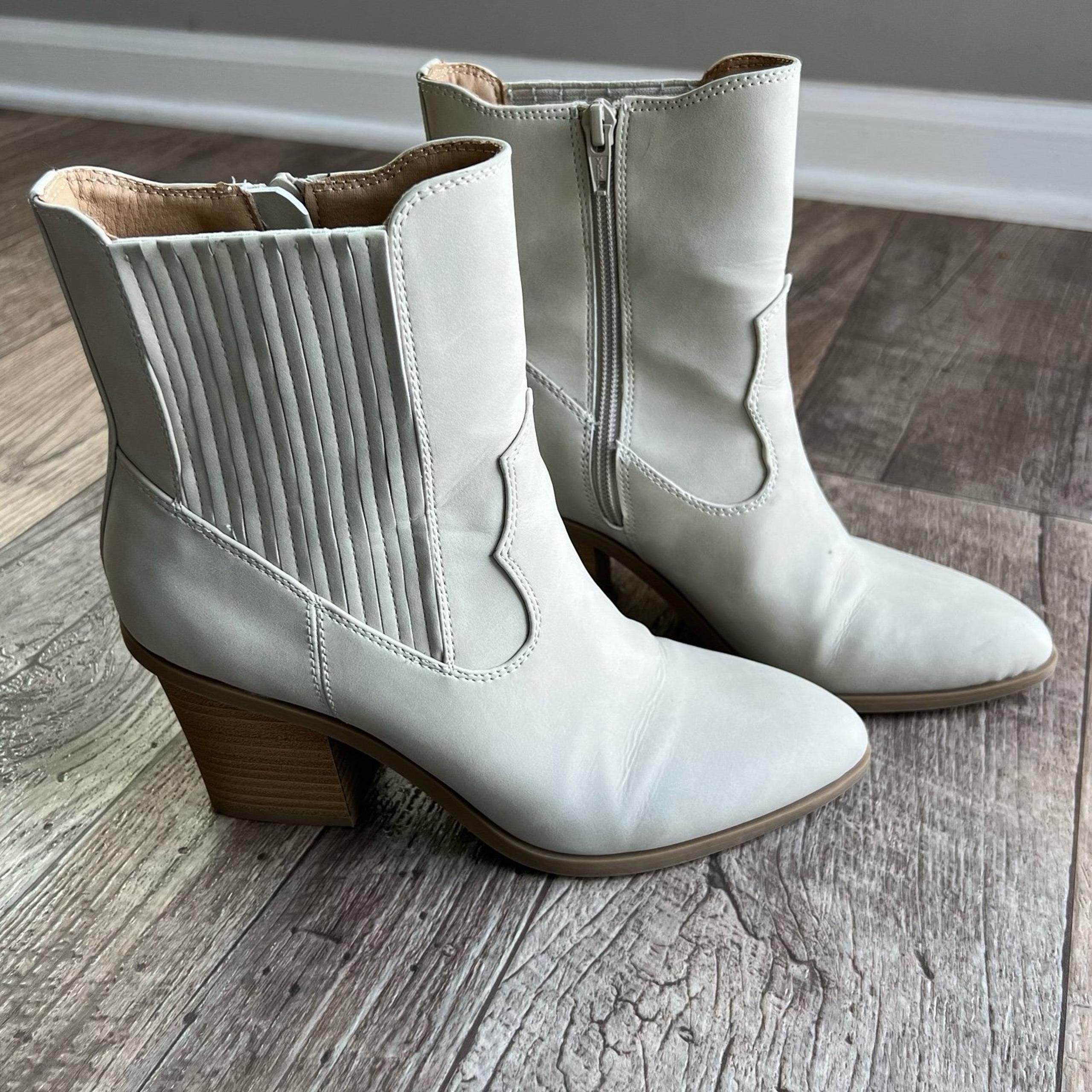 Lauren Conrad Boots Ivory Women’s 6.5 Shortie Western