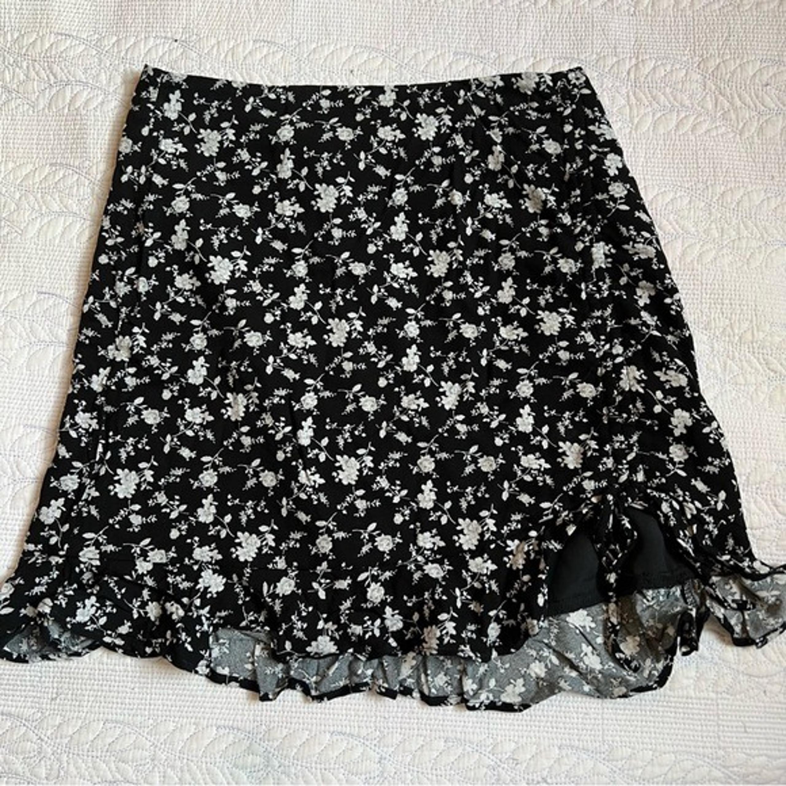 Black and white floral pencil skirt