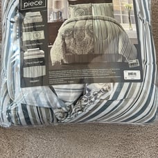 Bed sheet set with comforter