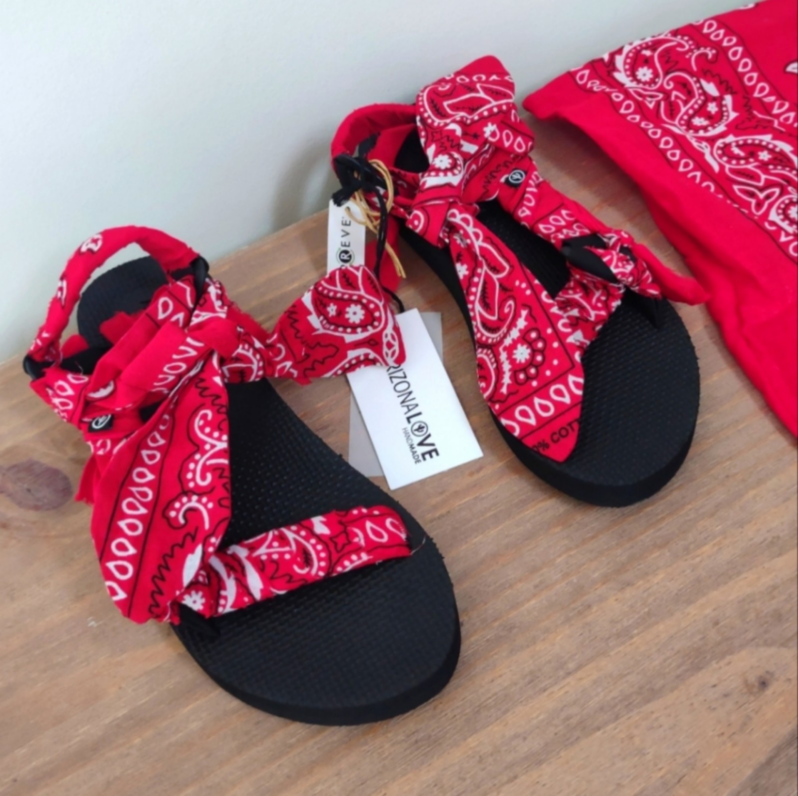 Arizona Love Trekky Choux Red Bandana sandals 39 NWT 198