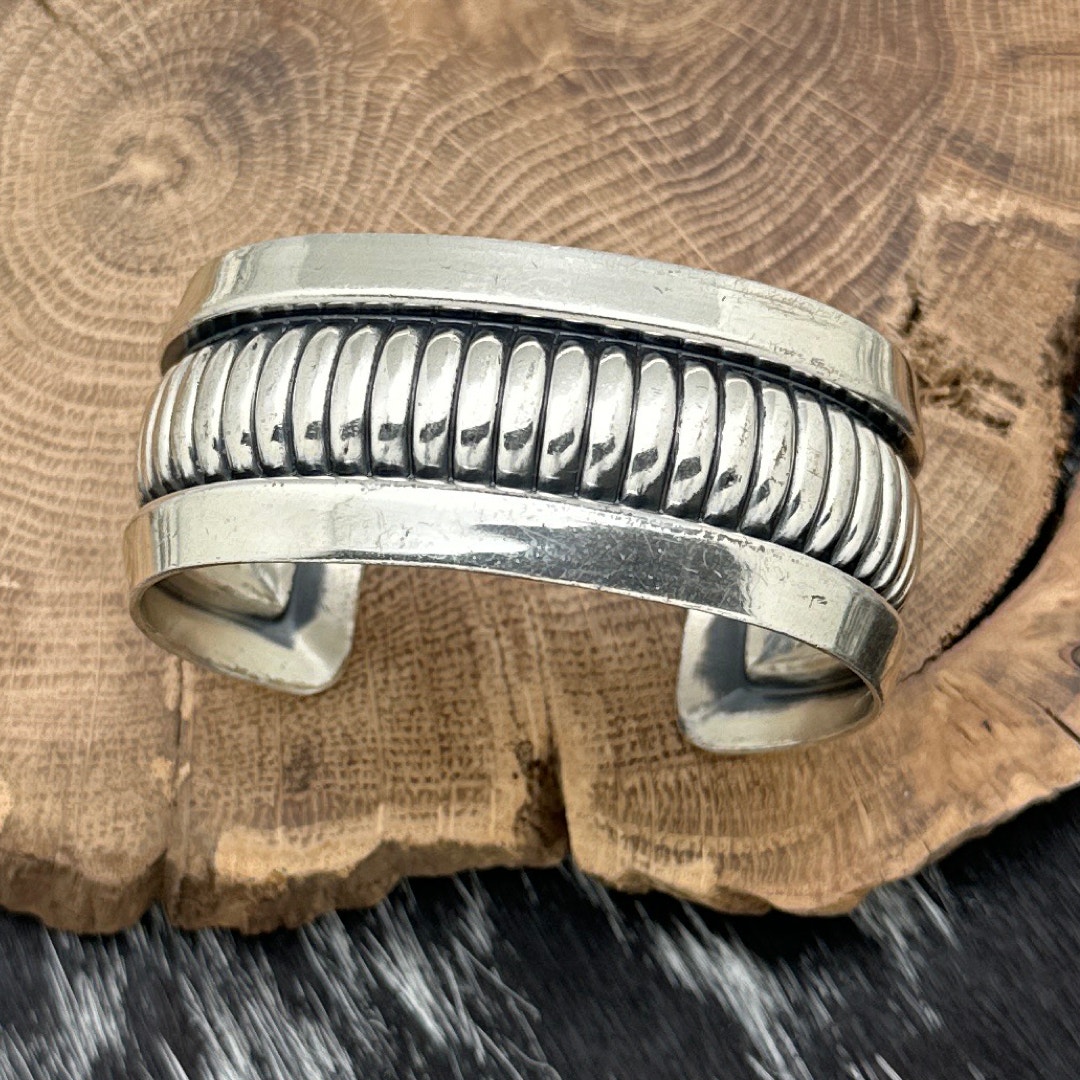 1980s Native American NAVAJO Sterling Silver Cuff Bracelet Ribbed Center Section