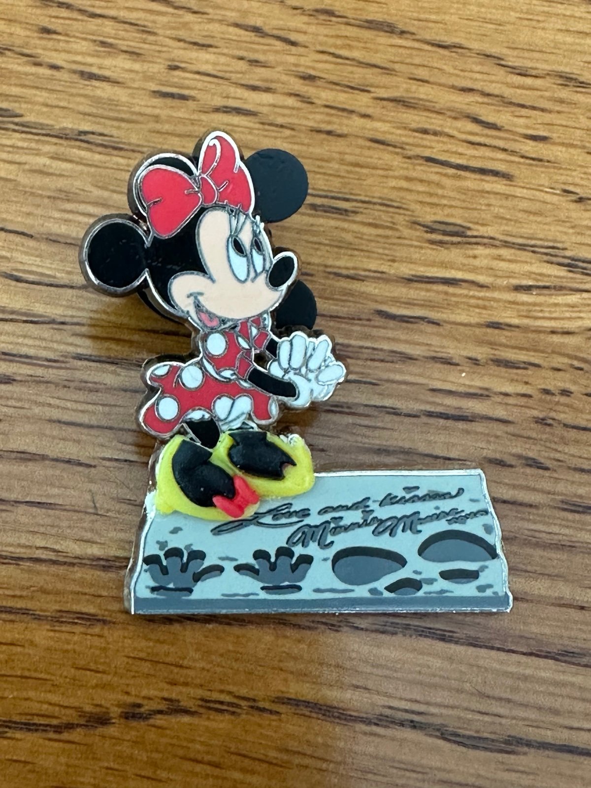 Disney Pin - WDW - Minnie Mouse - Foot & Hand Prints - Cement Free D 15196 LE