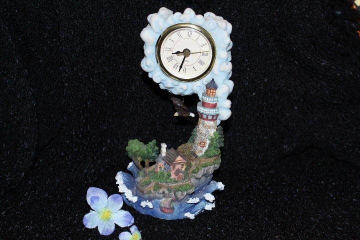 VTG CADONA LIGHTHOUSE KEEPER COTTAGE WORKING CLOCK WITH BALD EAGLE PENDULUM