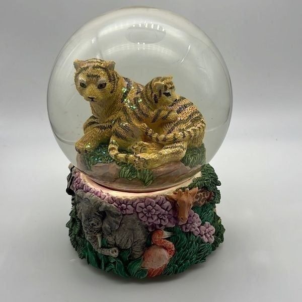 Animal snowglobe NWB
