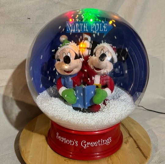 Disney Mickey and Minnie snow globe