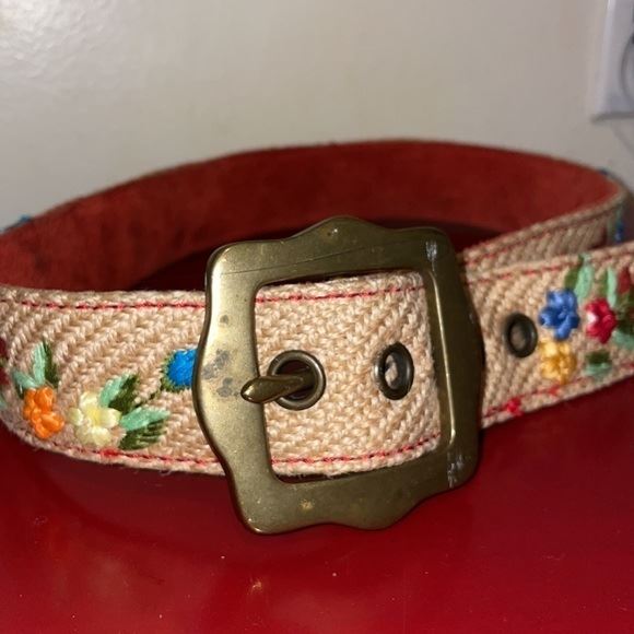 In the embroidered flower owl belt In the embroidered flower owl belt