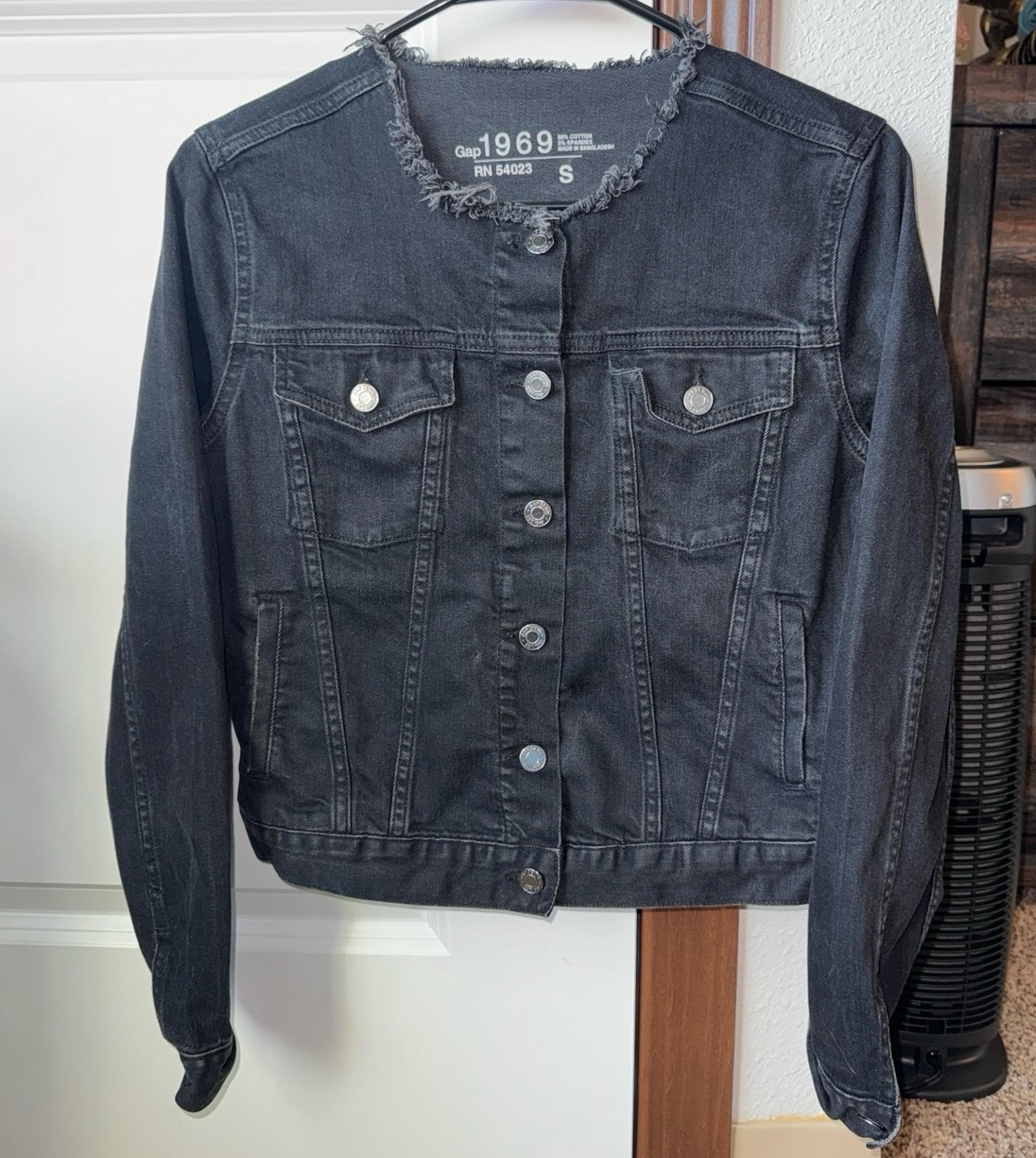 Gap Women’s Black Jean Jacket Small