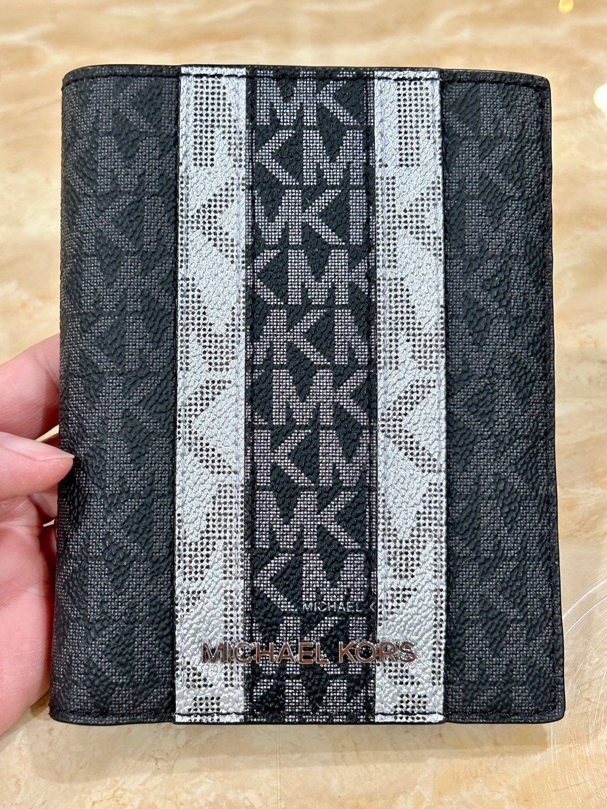NWT Michael Kors New Edition 2023 Passport Wallet with Zipper