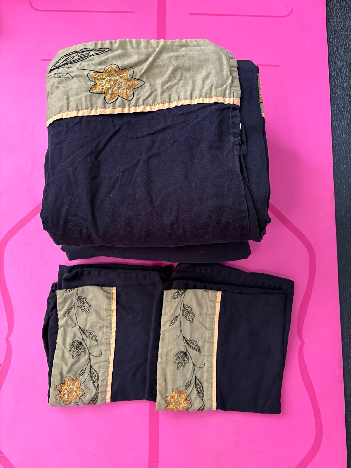 King size 4 piece set 100% cotton in black / green embroidered floral accents