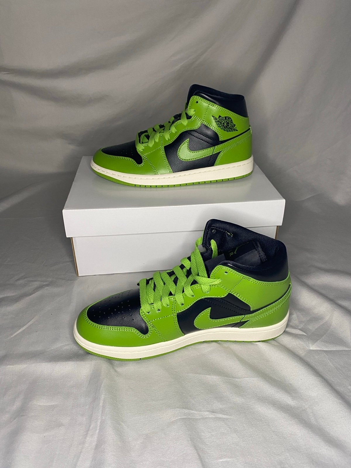 WMNS Air Jordan 1 Mid Altitude Green BQ6472-031 Size 8.5 Deadstock Sneakers