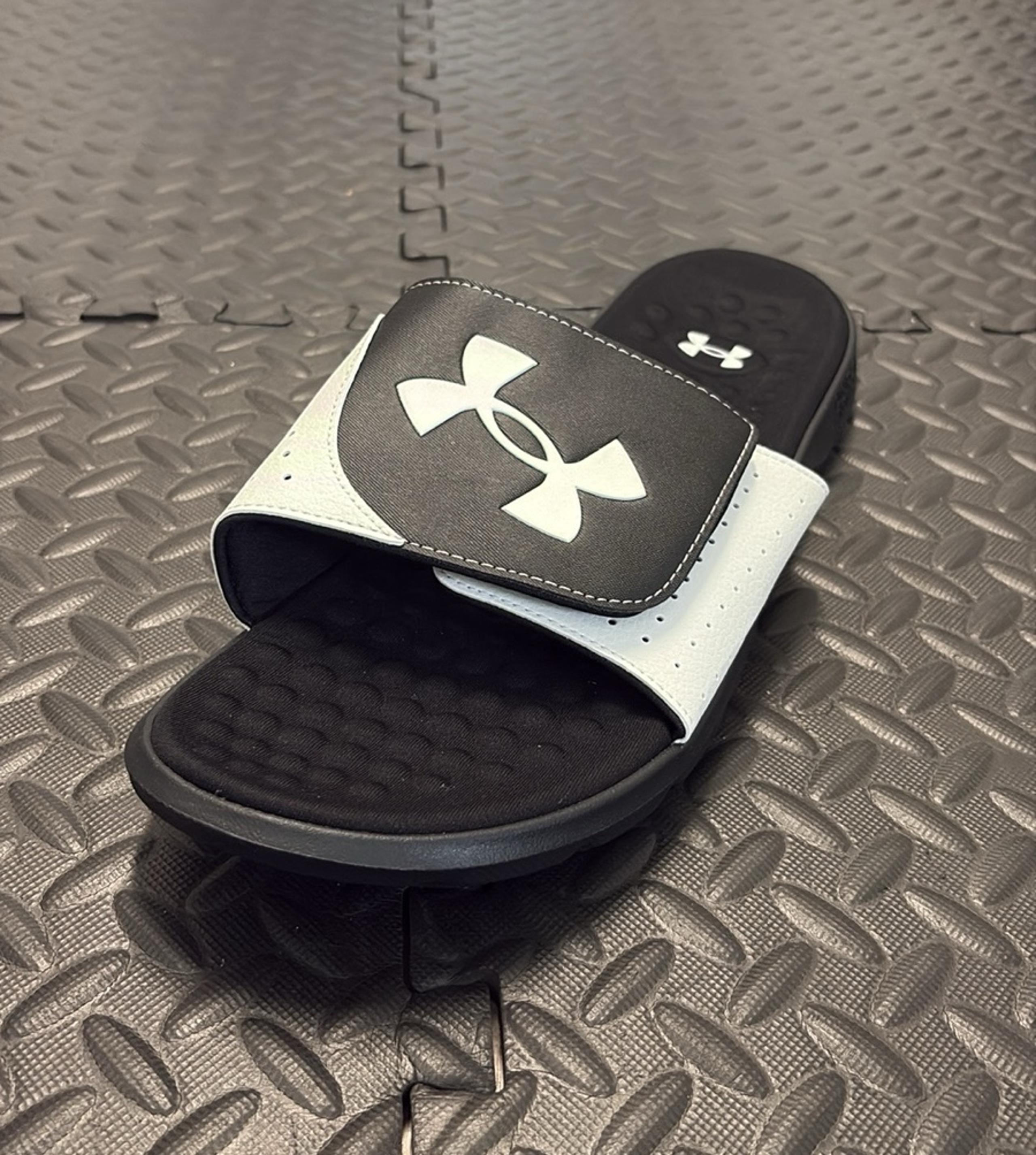 Under Armour Men’s Black and White Slide Sandals size 17