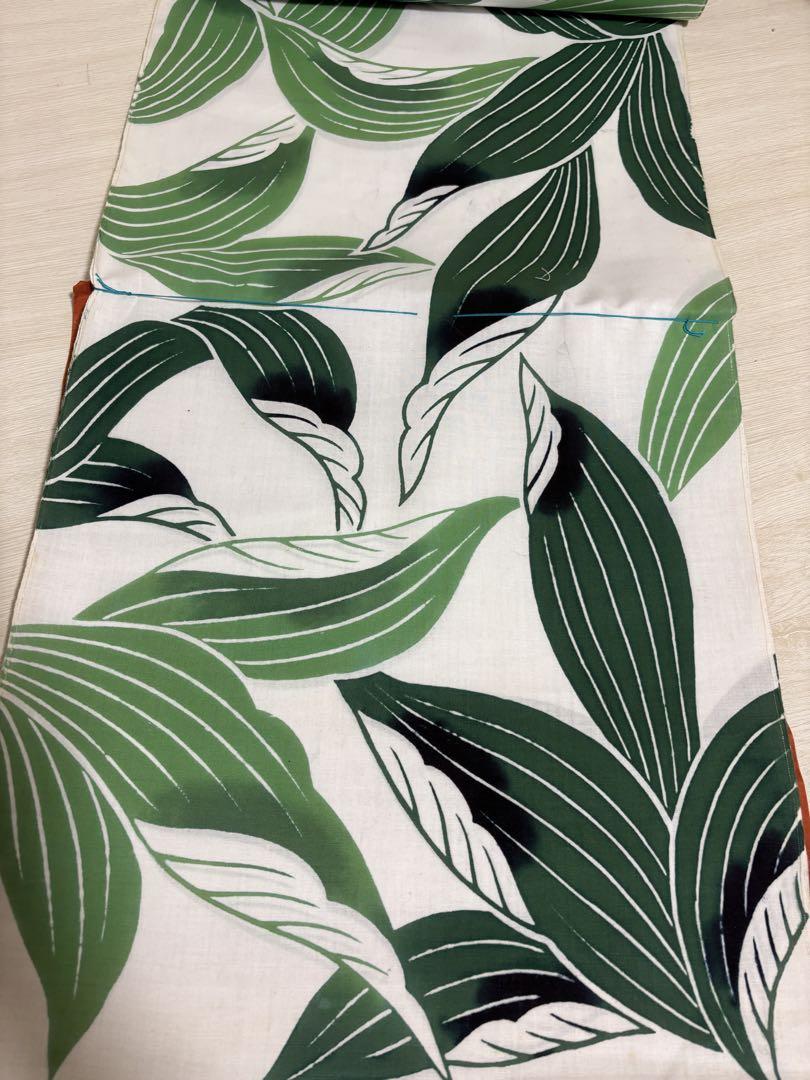 ★A bolt of fabric for a yukata with a leaf pattern.