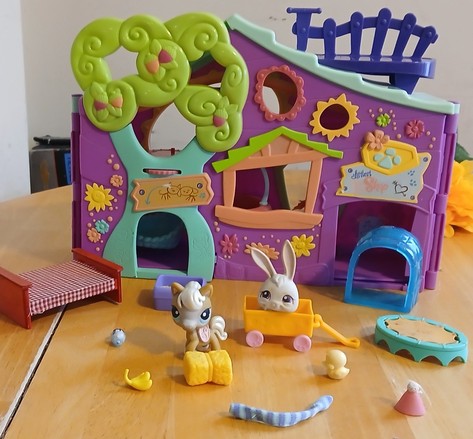 My Little Pet shop Clubhouse comes 2 pets Assories