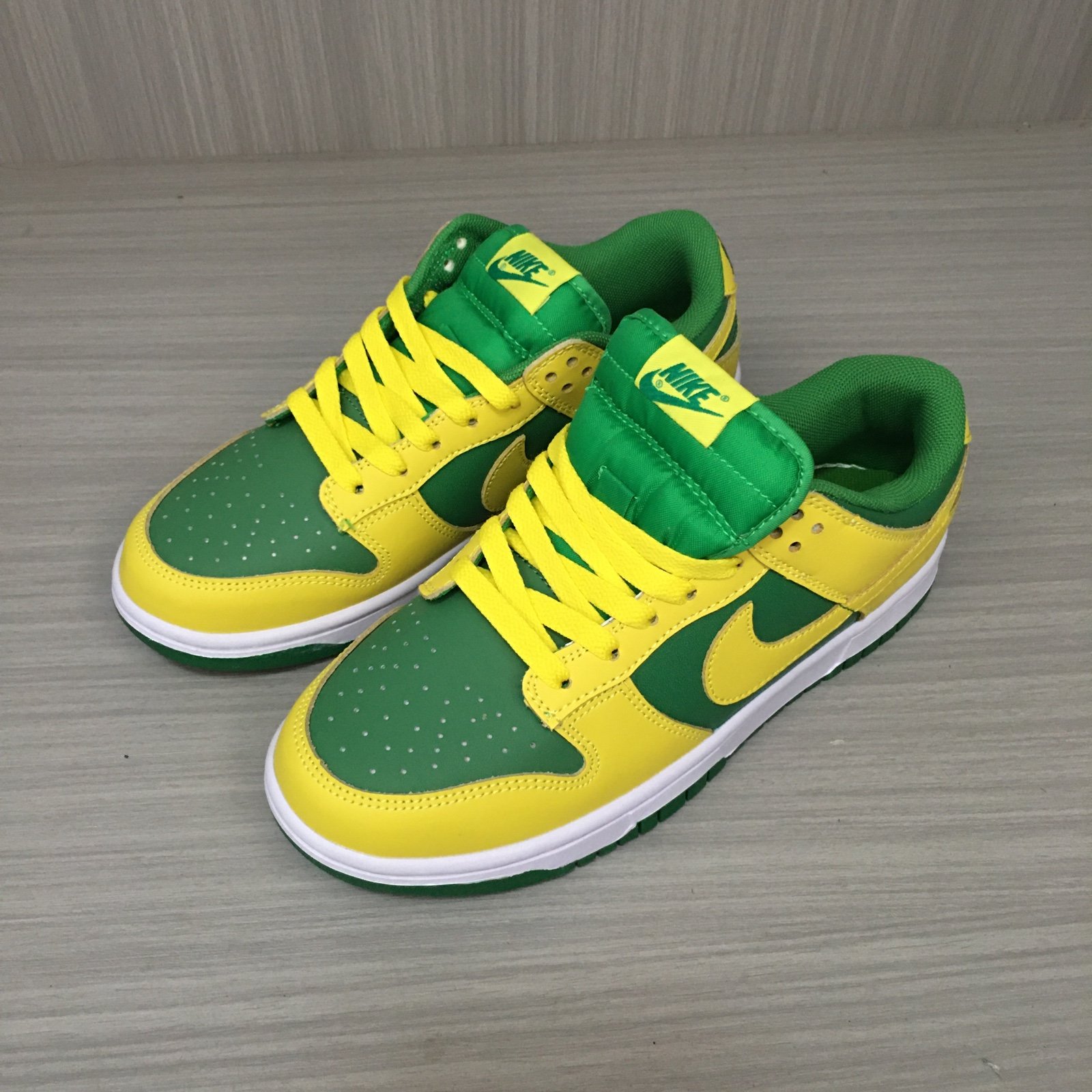 Dunk low men shoes size 8.5us