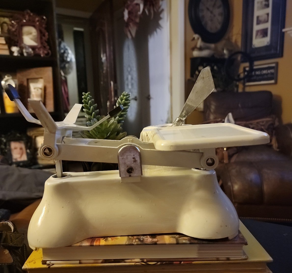 VINTAGE FEREDAY Weighing Scale