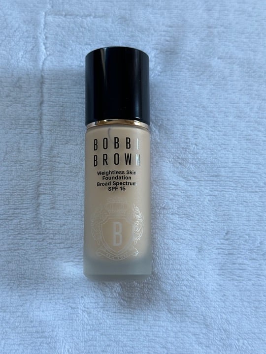 Bobbi Brown Weightless Skin Oil-Controlling Foundation SPF15