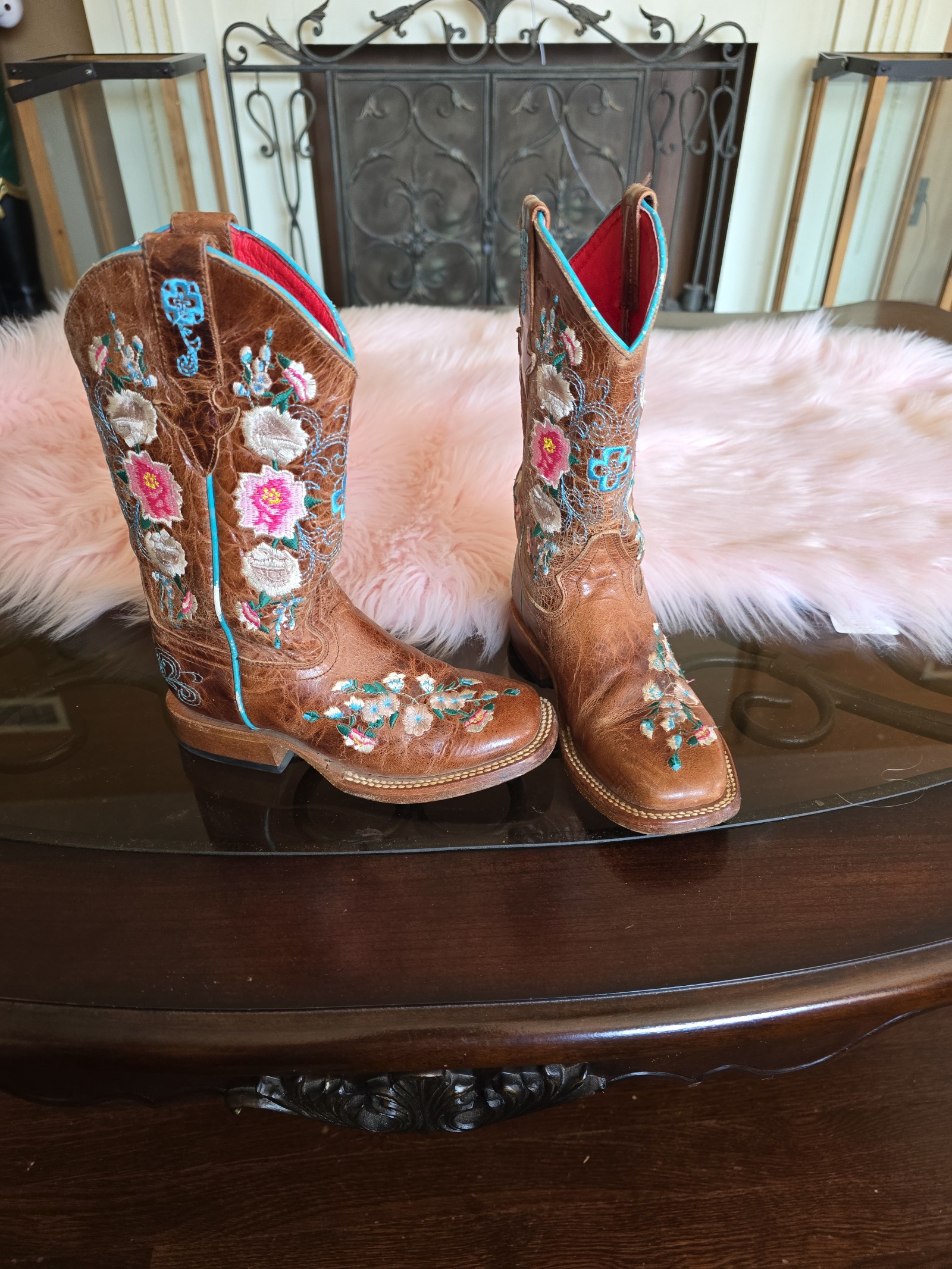 Macie Bean Honey Bunch Embroidered Floral