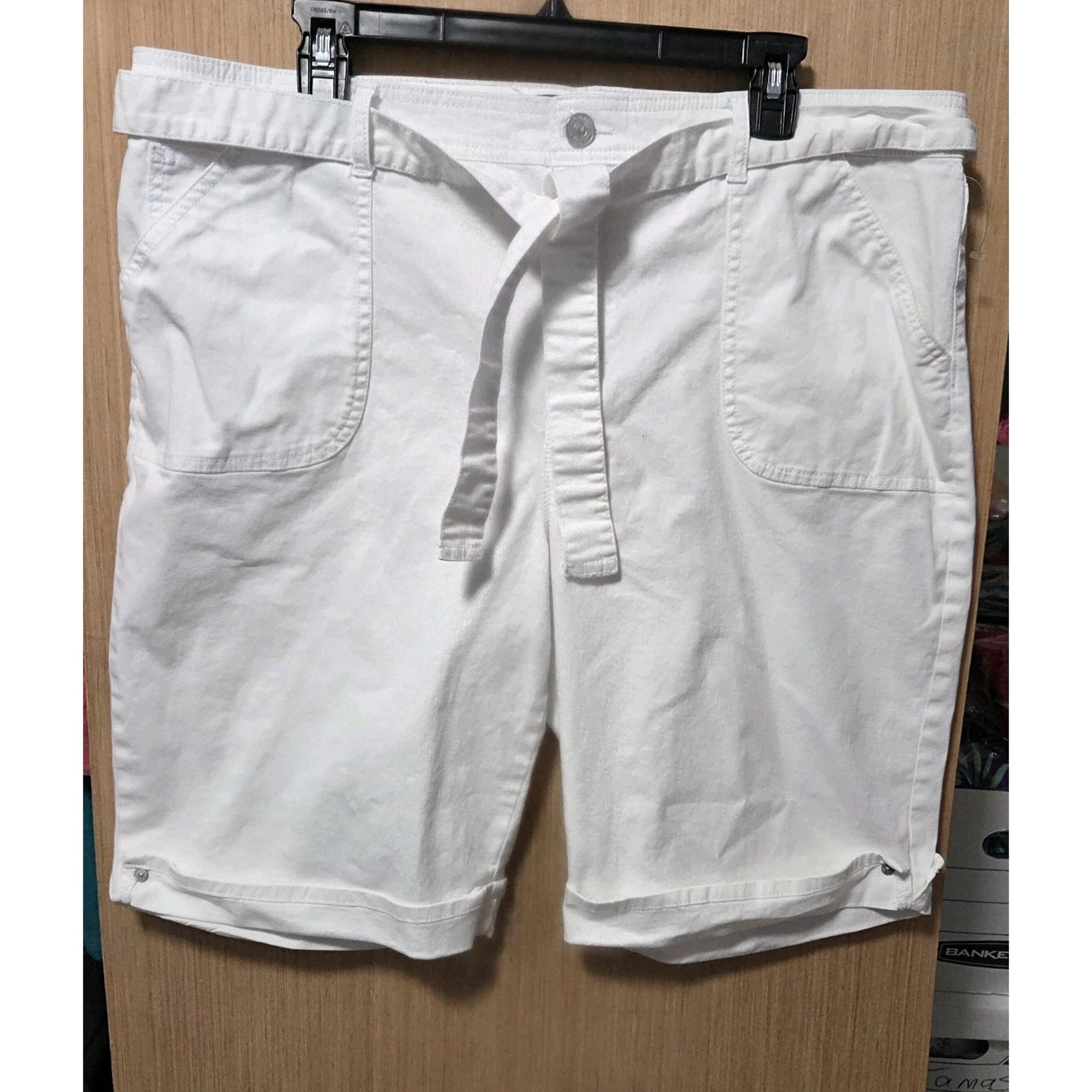Gloria Vanderbilt Sz 18 Womens Amanda Bermuda White Shorts Tie Belt Cuffed Hem