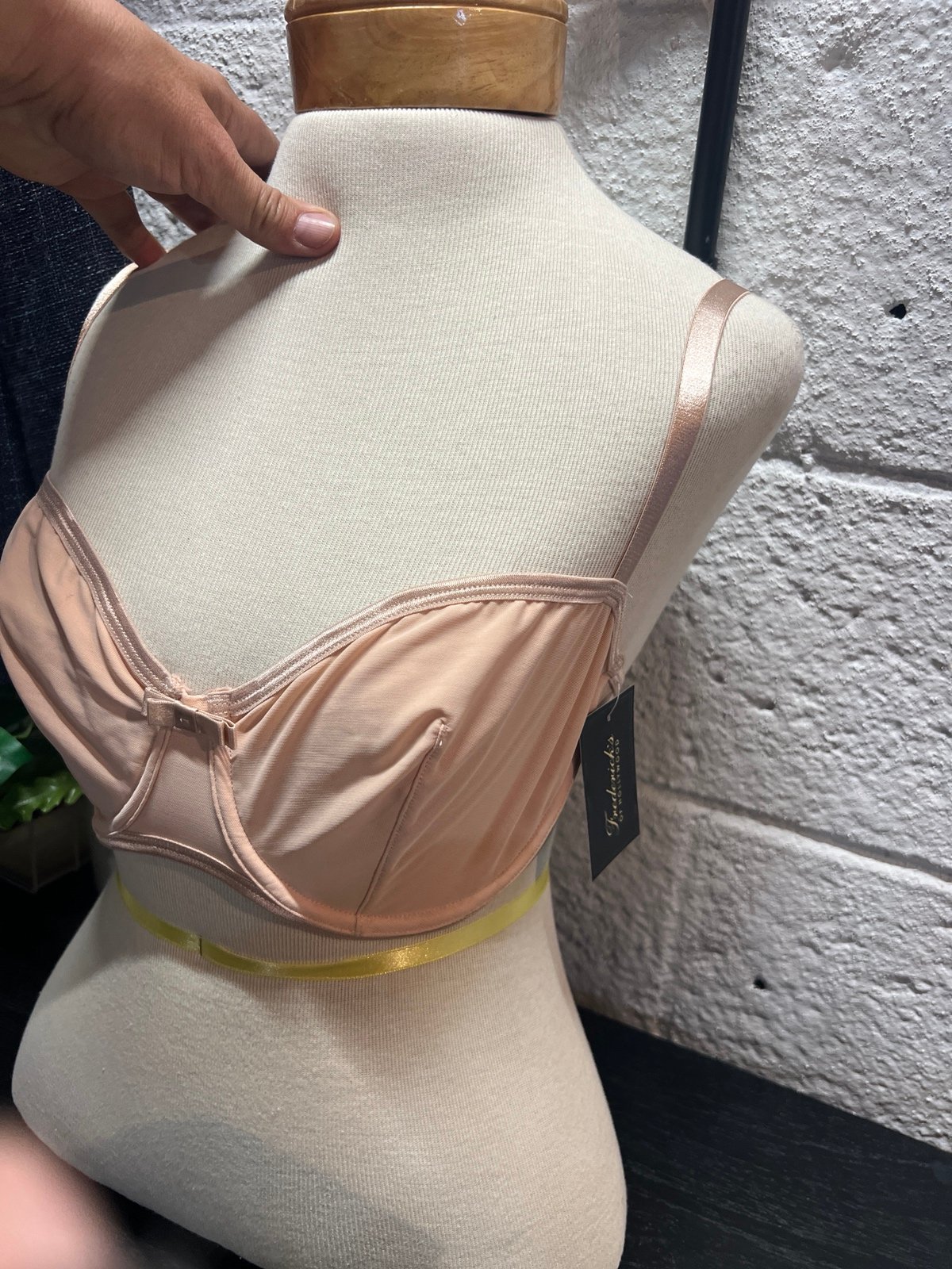 NWT bra Fredricks of Hollywood 34DD 34 DD beige nude underwire lingerie sports