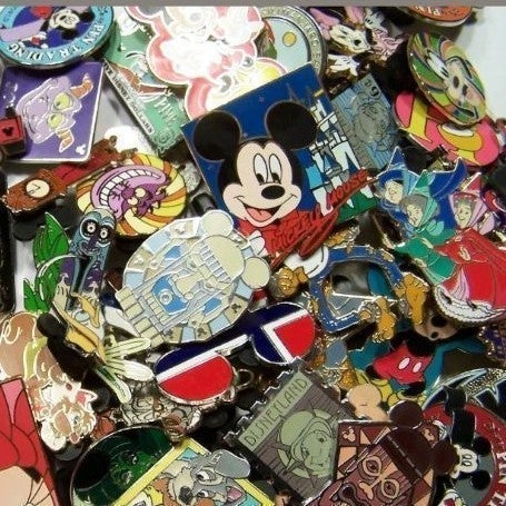 Disney Pin set 100 Disney pins
